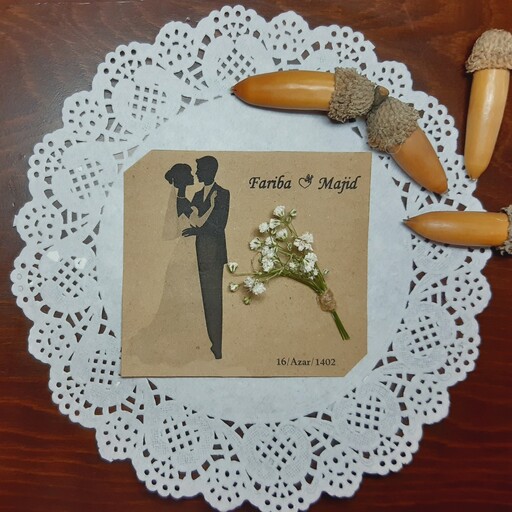 گیفت دسته گل مینیمال به همراه قاب کاغذ کرافت با طرح عروس و داماد در سایز  9 در 8