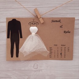 گیفت قند دو سانتی به همراه قاب کاغذ کرافت با طرح تقویم و عروس و داماد در سایز  16 در 9
