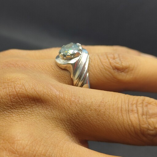 انگشتر الماس روسی رنگ خاص و کم یاب با رکاب نقره گوشتی عیار925 سنگ الماس موزانایت با سختی 10فول با فاکتور تضمین اصالت سنگ