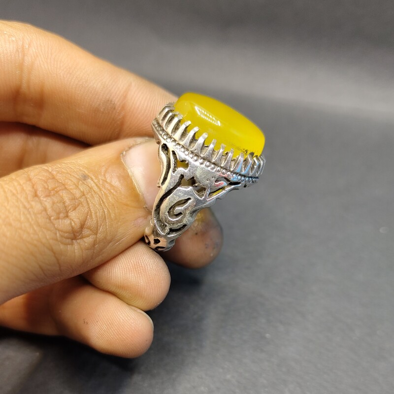 انگشتر عقیق زرد شرف الشمس با رکاب نقره عیار925 سنگ معدنی بدون هیت یا رنگ شدگی نوشته شده به تاریخ 19فروردین