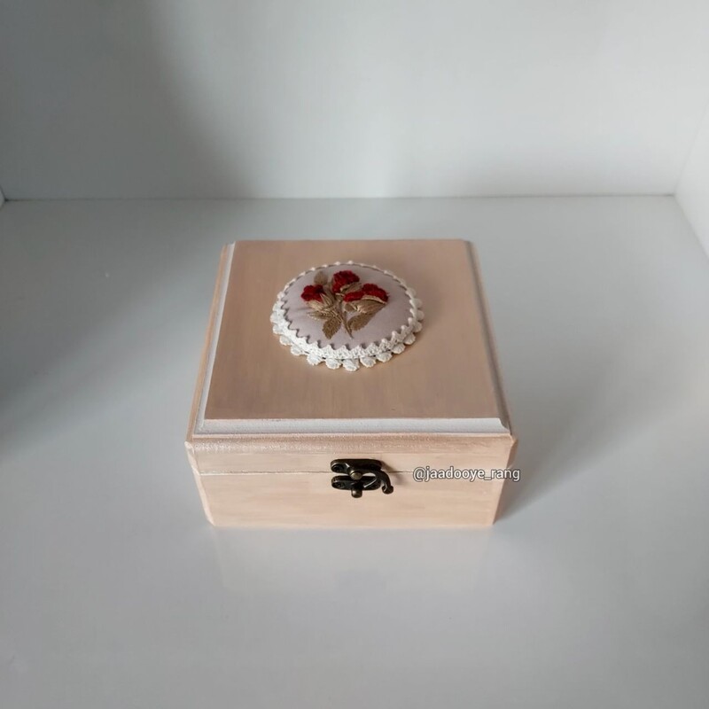 جعبه ی زیبای چوبی با تزئین قاب پارچه و گلدوزی 