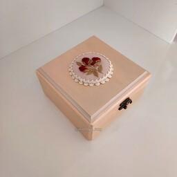 جعبه ی زیبای چوبی با تزئین قاب پارچه و گلدوزی 