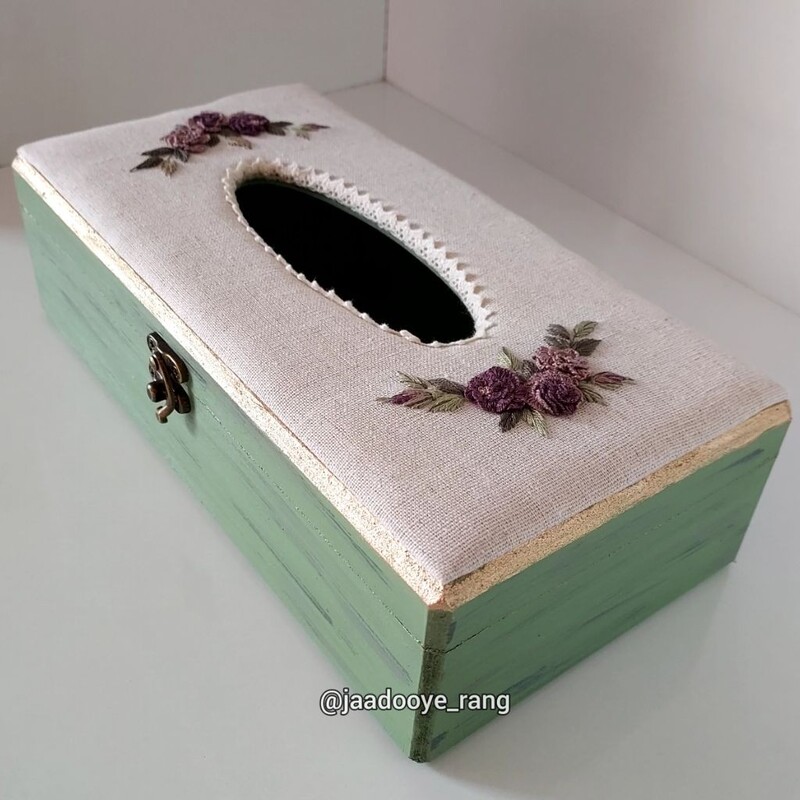 جعبه ی  دستمال کاغذی چوبی با تزئین زیبای گلدوزی 