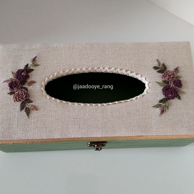 جعبه ی  دستمال کاغذی چوبی با تزئین زیبای گلدوزی 
