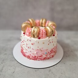 کیک تولد خامه ای فیلینگ متوسط،با تزئینات ماکارون و ترافل