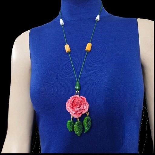 رومانتویی و گردنبند دستساز پاپیه ماشه طرح گل رز صورتی