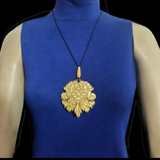 گردنبند و رومانتویی دستساز پاپیه ماشه طرح اسلیمی طلایی و نقره ای