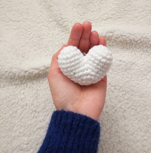 آویز جاکلیدی بافتنی دست باف طرح قلب مدل ساده رنگ سفید سفیرباف