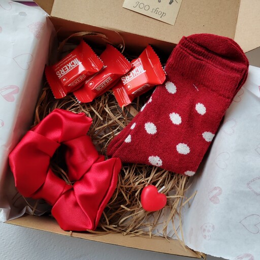 پک هدیه شامل جوراب پشمی شمع قلبی و کش موی اسکرانچی و پک کادویی و شکلات