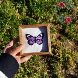 قاب گلدوزی پروانه 10در10 با قاب چوبی 