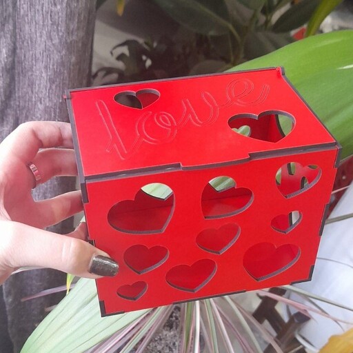 جعبه ماگ قرمز قلبی جنس چوب با درب باز شو مناسب ماگ و لیوان  ولنتاین 