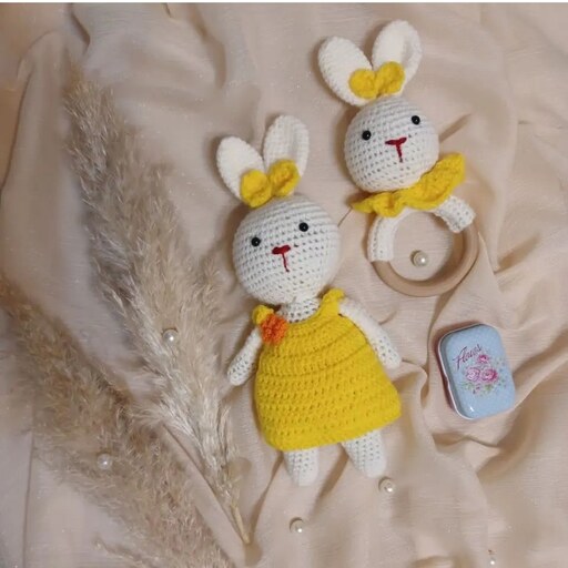 ست عروسک دست بافت خرگوشی و جغجغه،ست سیسمونی،اسباب بازی،عروسک،عروسک دستبافت،عروسک خرگوش