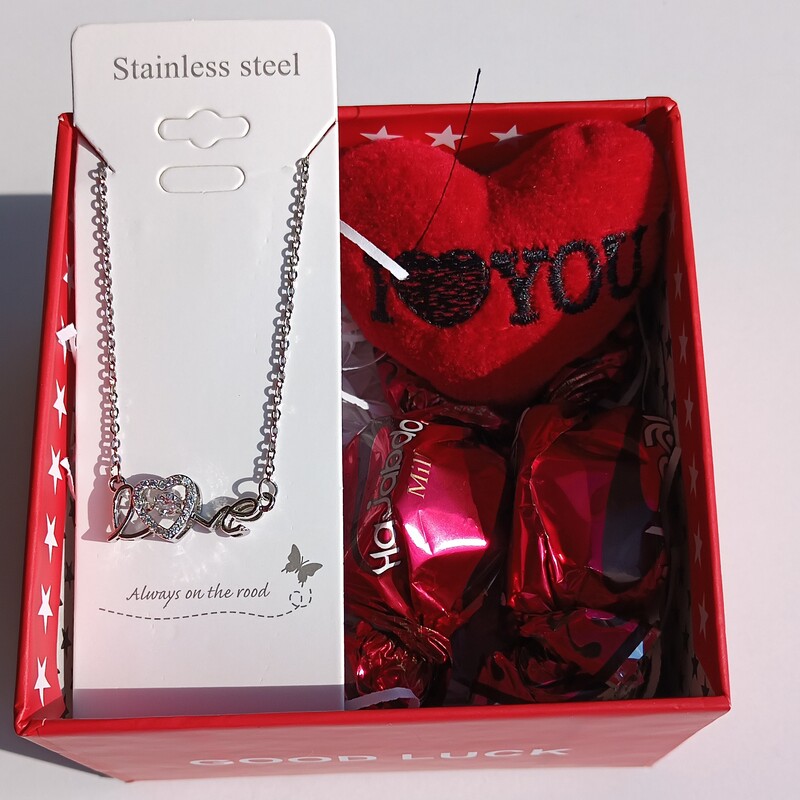 جعبه هدیه شامل گردنبند love، قلب و شکلات