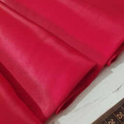 پارچه ساتن کش درجه ی یک گرم بالا تک رنگ رنگ قرمز قیمت به ازای نیم متر 