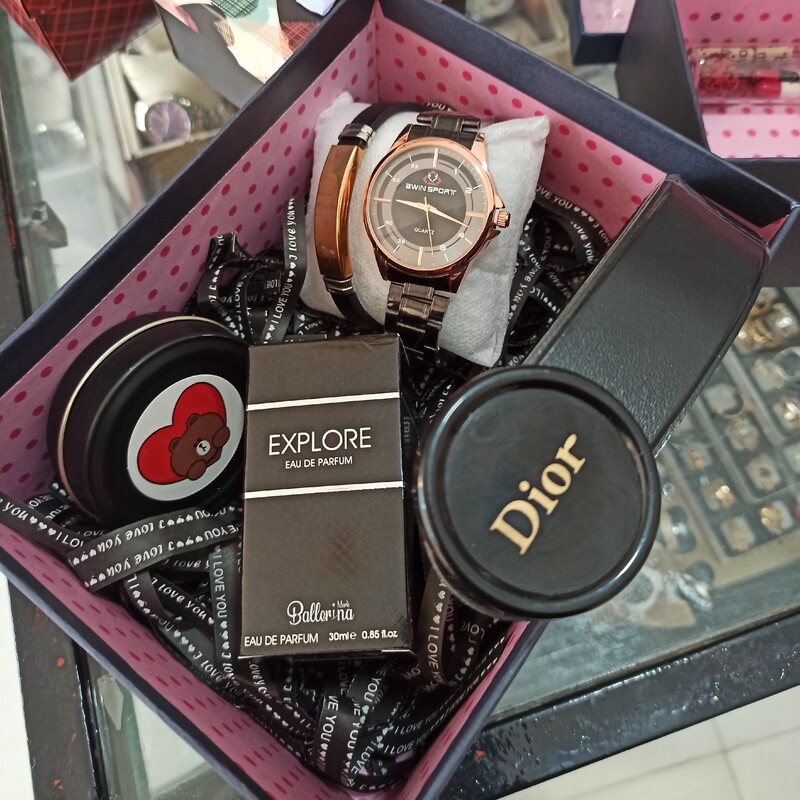 باکس هدیه ی مردانه با تم مشکی و تخفیف ویژه ی ولنتاین ساعت و دستبند و ادکلن و شکلات و کمربند و دستبند چرم 