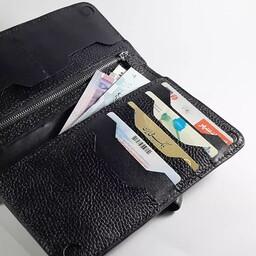 کیف پول کارت و موبایل مردانه 
دارای 5جای کارت
جیب زیپ دار
دو محل قرارگیری اسکناس
محل مخصوص موبایل
بند دستی قابل تنظیم 