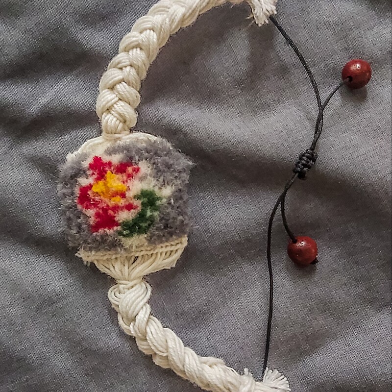 دستبند فرش دستباف مدل گل ختایی زمینه طوسی