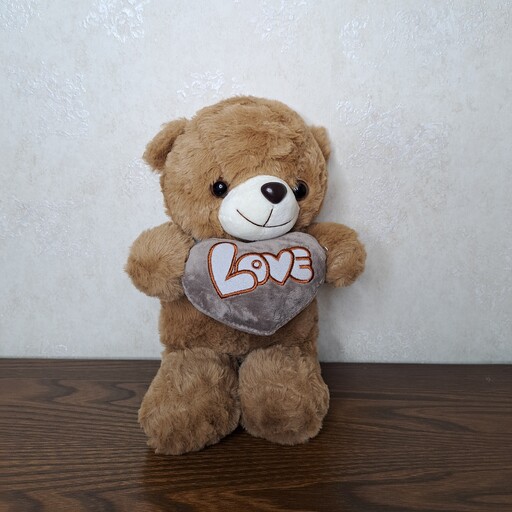 عروسک خرس قلب به دست