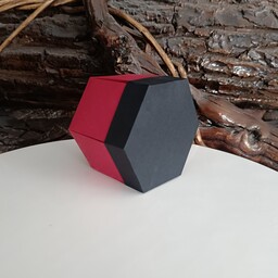 جعبه کادو شش ضلعی مقوایی مدل سوپرایز قرمز مشکی . 
