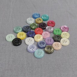 دکمه پیراهن رنگی پک 100 تایی چهار سوراخ دکمه یکسانتی دکمه لباس دکمه عمده رنگهاطبق عکس خرازی نفیس