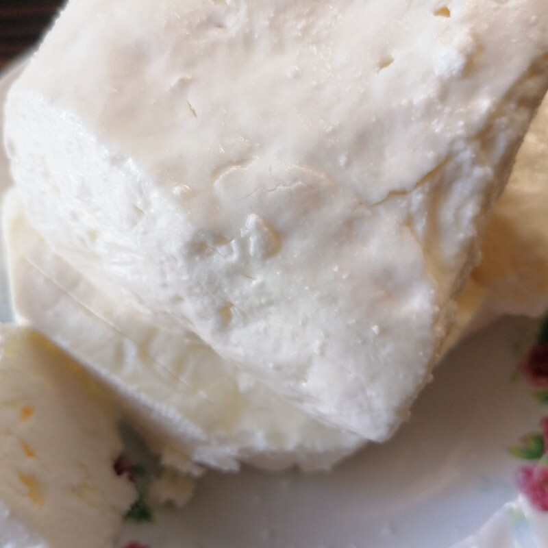 پنیر محلی پرچرب و خوشمزه با آب رایگان یک کیلویی 