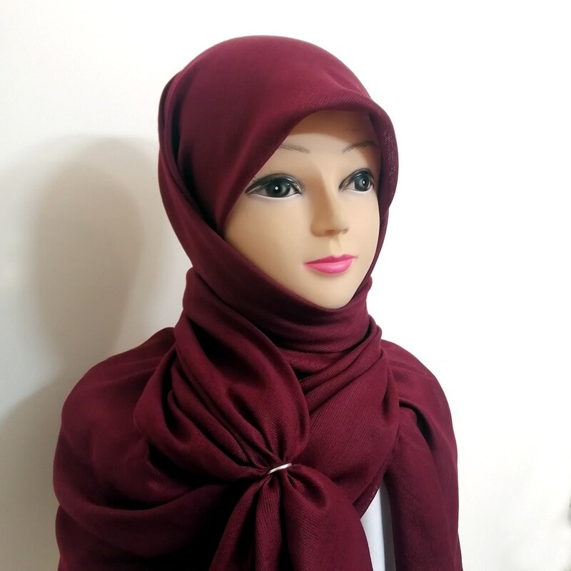 روسری شاتل طرح ساده قواره 140 منگوله دار رنگ زرشکی
