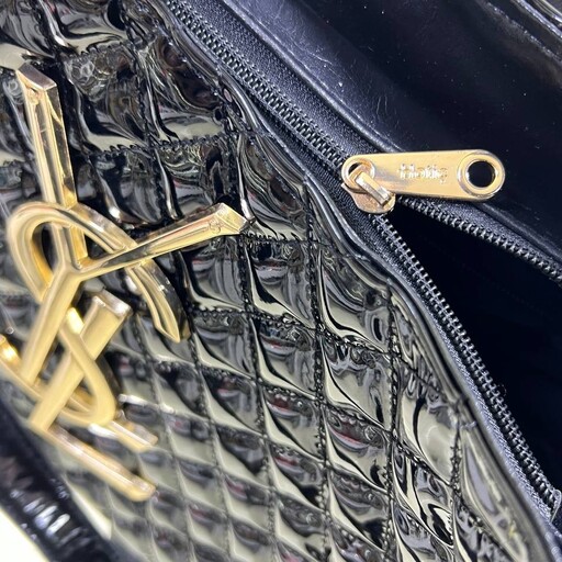 کیف زنانه ورنی سایز بزرگ مارک ایو سن لورن 
همراه با کیف ارایشی یا کیف پولی
کامل دوخت شنل شده جنس ورنی 