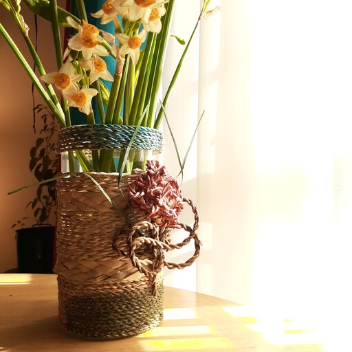 گلدان تزیینی حصیری شیشه ای(ارسال رایگان)مناسب برای دکور  هدیه (18 سانتیمتر)کادویی عیدی هفت سین