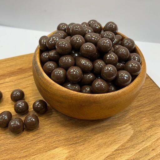 دراژه شکلاتی مغزدار شرکت قافلانکوه با مغزی بادام زمینی و نخودچی و کشمش با  روکش شکلاتی در بسته های 250 گرمی