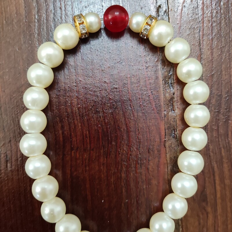 دستبند سنگ طرح مروارید با تک دانه ی جید  قرمز ، فری سایز مناسب برای خانم های شیک و دختران گل
