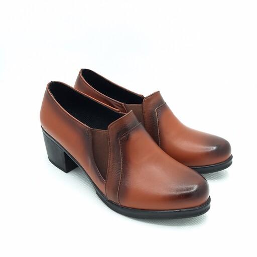 کفش چرم زنانه زیره پیو نرم و سبک و بادوام روزمره و شیک مدل دوکش پاشنه پنج سانتی رنگ عسلی( سایزهای 37 تا 40 )