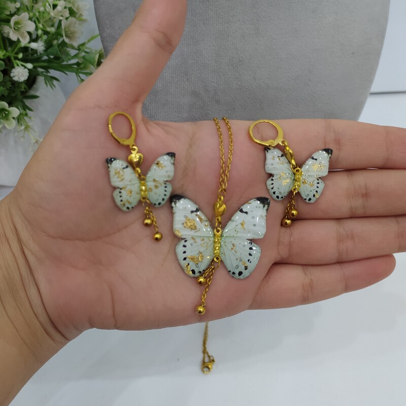 نیم ست پروانه سفید طلایی رزینی آویزدار شامل گردنبند و گوشواره تک پروانه با اتصالات رنگ ثابت و ضدحساسیت