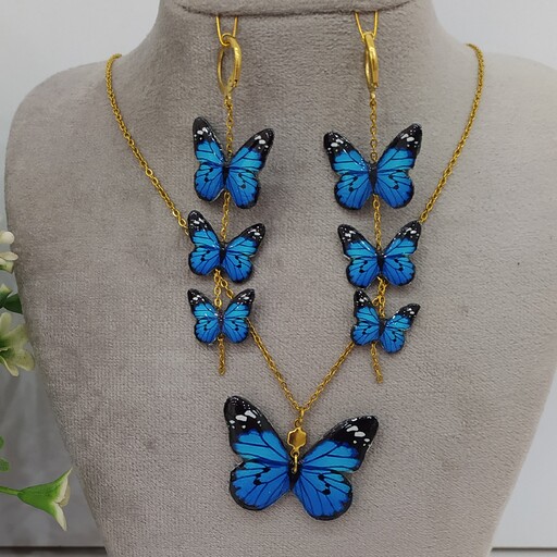 نیم ست پروانه آبی کلاسیک رزینی شامل گردنبند تک پروانه و گوشواره سه پروانه با اتصالات رنگ ثابت و ضد حساسیت