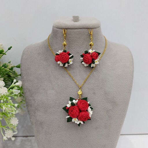 ست چهار تکه گل پیونی قرمز و سفید جنس خمیر ایتالیایی نشکن شامل گردنبند،گوشواره،دستبند با اتصالات رنگ ثابت و انگشتر  هدیه