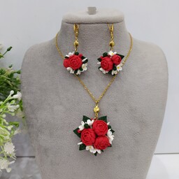 نیم ست گل قرمز پیونی و سفید خمیر ایتالیایی نشکن شامل گردنبند و گوشواره با اتصالات رنگ ثابت