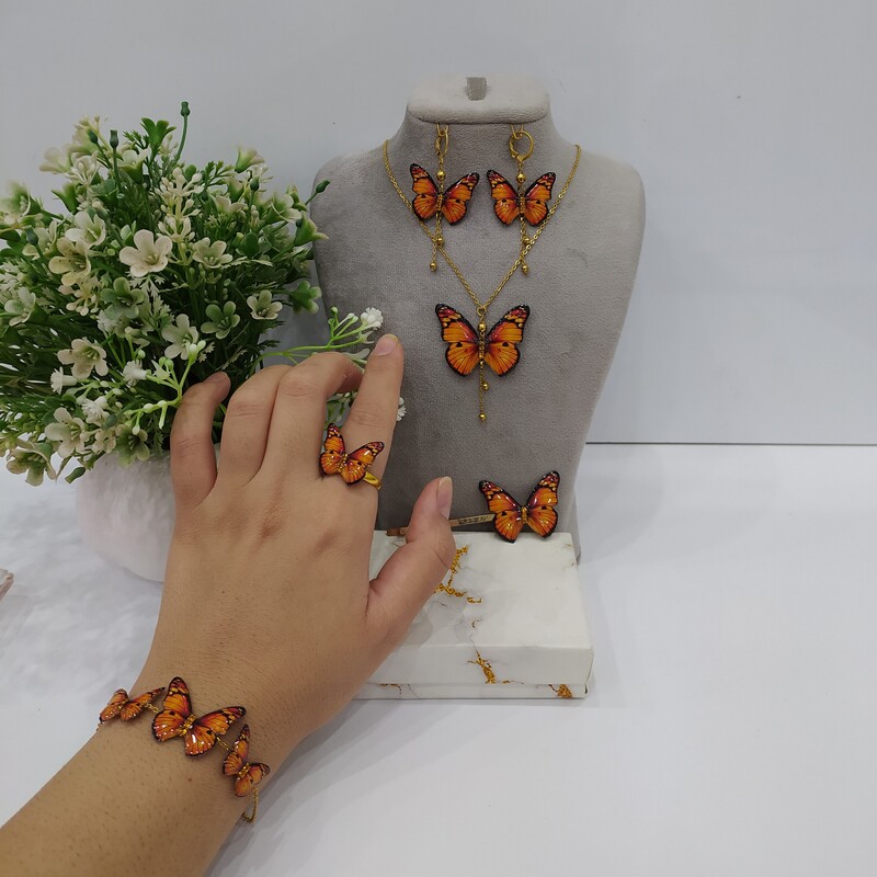ست کامل پنج تکه پروانه نارنجی آویزدار شامل گردنبند،گوشواره،دستبند اتصالات رنگ ثابت و گیرمو و انگشتر معمولی