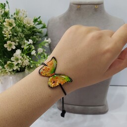 دستبند پروانه رزینی سبزنارنجی بنددار با رنگبندی فوق العاده ،افکت دار مناسب هدیه،فروش ،عیدی و...