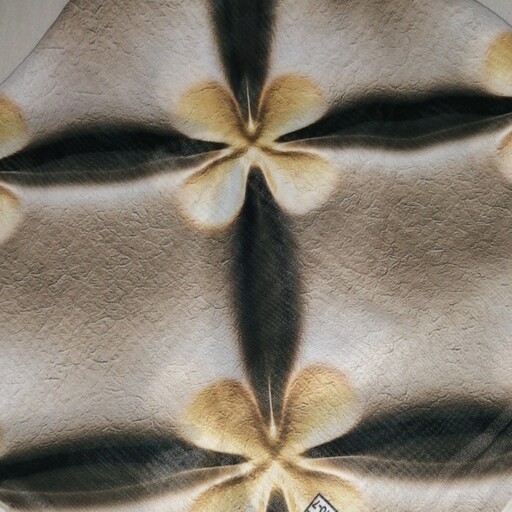روسری حریر کرپ قواره 140 دور دست دوز کیفیت طرح و رنگ عالی برند سیمارو کد v1110