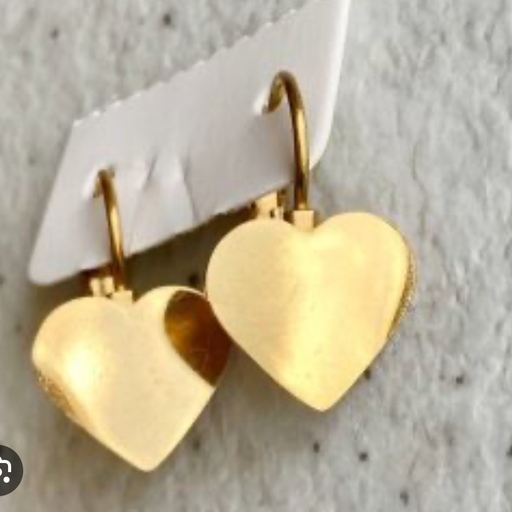 گوشواره طرح قلبی با رنگ ثابت و آبکاری طلا شده و مشابه نمونه طلا 
