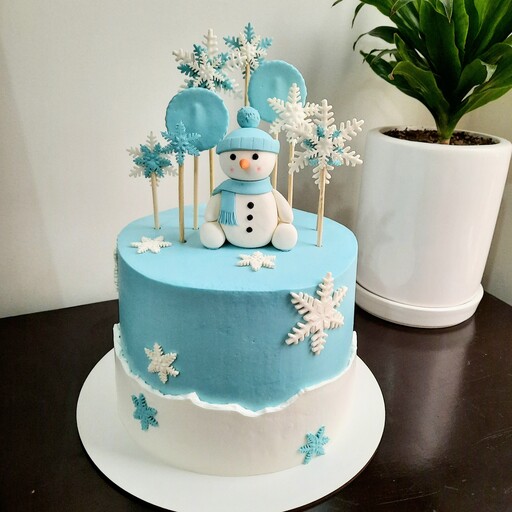 کیک تولد آدم برفی زمستانه پسرانه آبی و سفید خامه ای 
