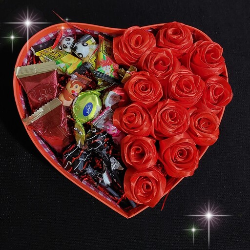 باکس هدیه گل رز ساتن روبانی به همراه مزه هایی که تو دوس داری