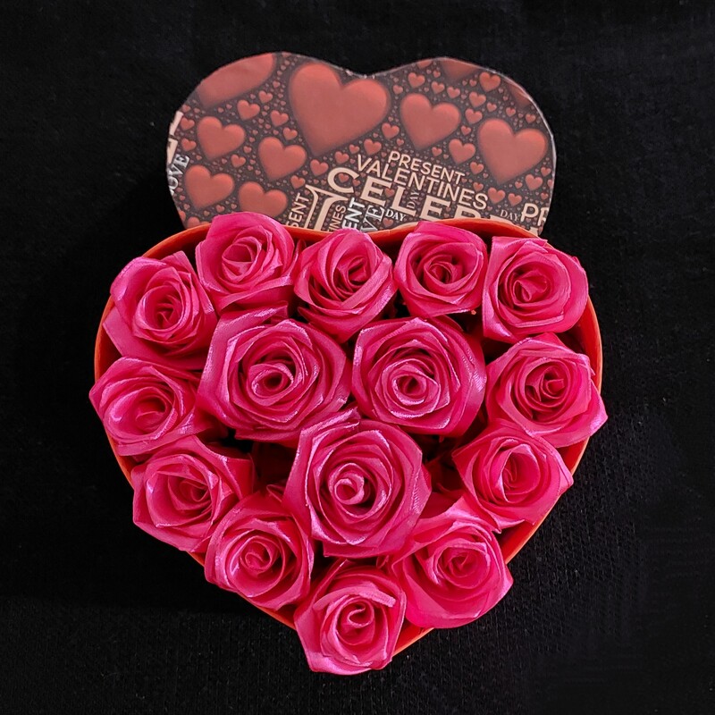 باکس قلبی کوچیک ولنتاین با گل رز ساتن روبانی ، رنگ صورتی