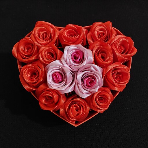باکس هدیه قلبی گل رز ساتن ترکیبی قرمز با صورتی