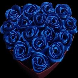باکس قلبی کوچیک رنگ جیگری با گل رز ساتن روبانی آبی کاربنی