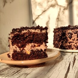 کیک شکلاتی مرطوب با فیلینگ موز و گردو و خامه به وزن یکونیم کیلو مناسب افراد عاشق شکلات (ارسال بصورت پس کرایه )