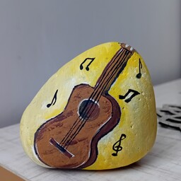 نقاشی روی سنگ طرح گیتار رنگ ثابت مناسب هدیه دادن ودکور قابلیت ایستایی دارد خرید بالای 200 هزار ارسال رایگان