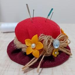 جاسوزنی طرح کلاه تهیه شده از پارچه کنفی در رنگ قرمز وجگری