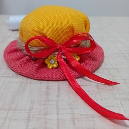 جاسوزنی طرح کلاه تهیه شده از پارچه کنفی مناسب کارهای خیاطی کارشده با نخ کنفی وروبان قرمز نیم سانت