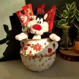  پک کامل ولنتاین شامل گلدان پتینه شده دست ساز و عروسک خارجی  و کاکائو شماره پنج