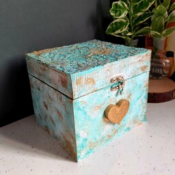 جعبه چوبی برجسته کار شده آبی و قابل دستمال کشیدن با دستمال مرطوب ابعاد 16در16در14سانتیمتر